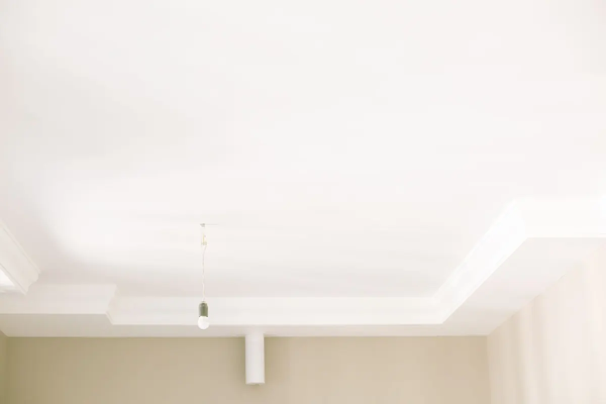 Wit plafond met een lijst langs de rand
